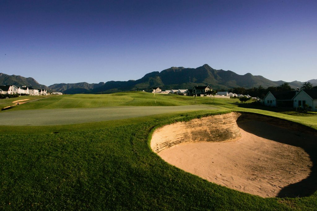 The Garden Route is blessed with an array of top-class golfing venues. Not least, of course, is Kingswood’s own home course, which many will know as Danie Obermeyer’s masterpiece, and that is a major drawcard for people thinking of investing in the estate. But if you’re not a golfer, you probably think: ‘A golf course is a golf course.’ So what makes Kingswood different? Golf operators Liesel Niehaus and Mike Quinn gave us the lowdown.