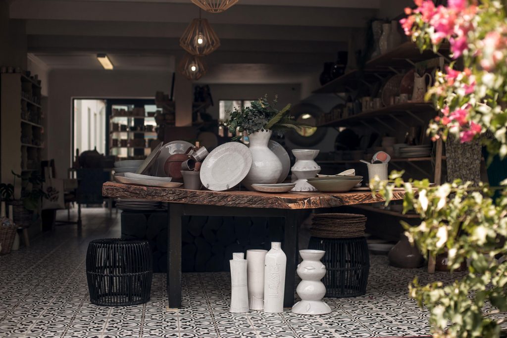 In the world of design, decor and dinnerware, the George-based business Wonki Ware is a household name in South Africa, and abroad. Recently I met up with Wonki Ware’s founder and creator, and Kingswood resident, Di Marshall to find out more about her extraordinary business, and her vision for the future.